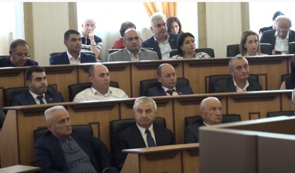 Арцахские депутаты не стали аплодировать после выступления Рубена Рубиняна (видео)